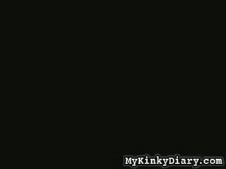 Блонди є зв’язана по руках і ногах