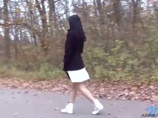놀랄 만한 어두운 머리 비탄 와 거대한 가슴 방뇨 옥외