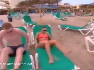 З зав’язаними очима молодий жінка пляж укол вгадування гра