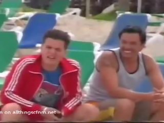 눈을 가리고 젊은 여성 바닷가 찌르기 guessing 경기