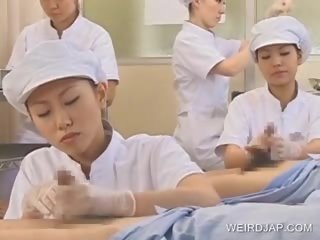 Японки медицинска сестра показно изпразване навън на страстен фалос