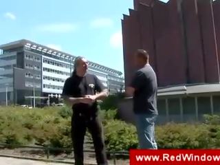 Реальний білявка голландка streetwalker отримує вдарив