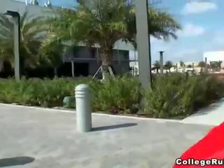 Момиче дама gulps