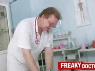 Мършав тийн ловък от на възраст гинекомастия медицински човек