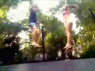 Підлітковий вік трахання на a trampoline