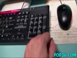 娃娃 genuinely 享受 成人 夾