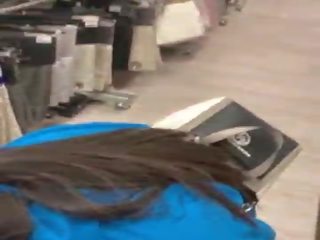 Тъп съпруга смучене фалос в магазин като а улица момиче