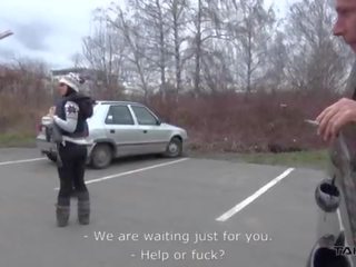Беден унгарски deity има kicked навън гол при на целувка станция