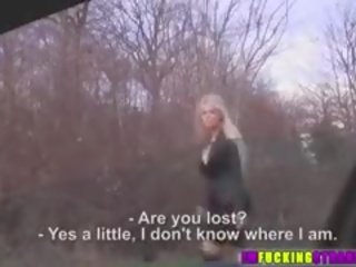금발의 hitchhiker 클로이 도착 hammmered