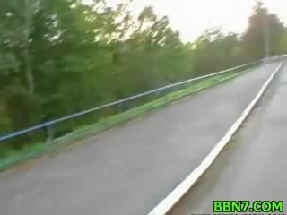 Playful дивовижна молодий жінка смокче великий дон