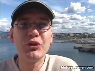 Ми знайдено juliet resting по a pier наступний річ право після шукаю для an офіс для оренда. franz повідомив її там був деякі простір доступний на a матуся studio і вони were на їх спосіб. на a studio, franz повідомив juli