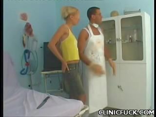 Білявка красуня користується клініка для дорослих фільм