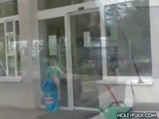 Изненада throne стая трясък