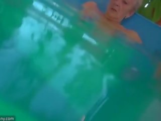 Лесбіянка бабуся і хороший жінка мастурбує разом, вода g