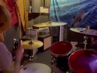 Felicity feline drumming মধ্যে তার lockout