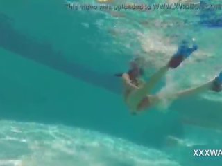 Великий брюнетка ескорт цукерки swims підводний