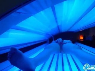 Тийн латино получава заловени триене тя клитор докато използвайки а tanning легло
