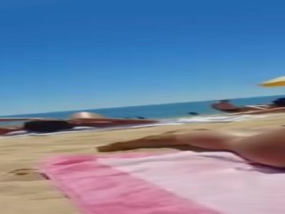 Откровен разкошен брюнетка любовница съвършен дупе tanning при на плаж