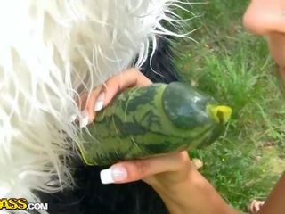 Enticing ремінець на ебать з молодий artist назовні шоу