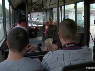 Uma masome сподобалося має жорстоко зроблений любов в a публічний автобус