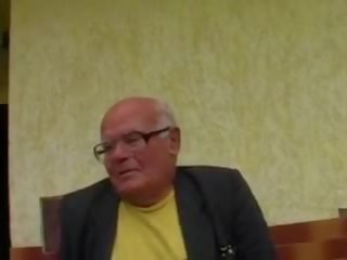 Дядо mireck fuching млад martina близо до на река.