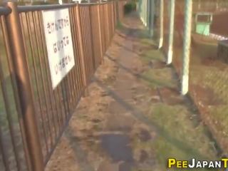Підлітковий вік urinate в публічний