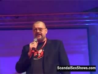 Два гаряча немовлята дає a лесбіянка жити шоу на a секс фільм подія
