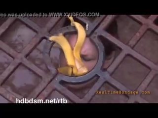 一 可愛 紅發 奴隸 得到 覆蓋 同 mud 和 小便 戶外