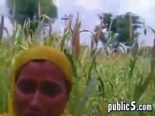 Індійська блимає її манда в a поле