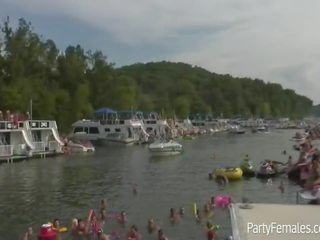 Smashing мадами парти трудно на лодка по време на пружина почивка