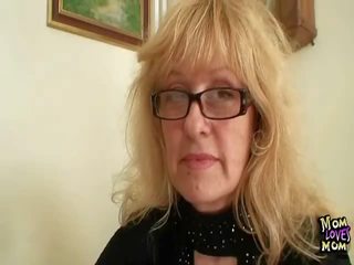 Грудаста матуся вчитель має брудна відео сама не далеко від a іграшка