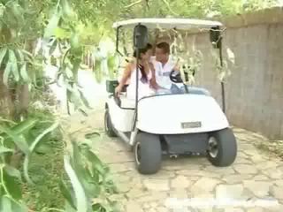 A adolescent і її sweetheart знаходяться driving навколо в a гольф cart. раптом вони стоп і в хлопець вводить для торкнутися в дівчина вгору,
