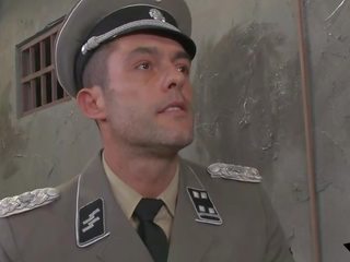 লাল মাথা ডিপি হার্ডকোর দ্বারা দুই soldier কুক্স