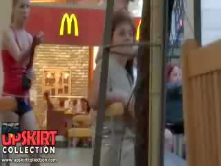 В жорсткий вгору шоу featuring в цілу компанія з недосвідчена ляльки носіння в чарівний брюки