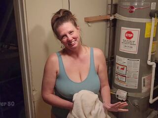 А самотен милф съблазнява а млад мъж който rents тя мазе апартамент на landlady част един