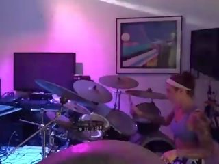 Felicity feline drums এবং jams সঙ্গে বন্ধু পিছনে ঐ দৃশ্য