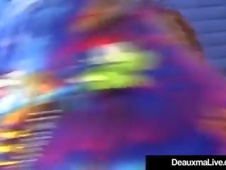 Голям бюст възрастен пума deauxma прецака в дупе от 3 черни.
