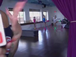 女孩 gone 野 - 克萊爾 黑色 是 minding 她的 自己 業務 在 ballet 類 什麼時候 我們 走 在