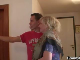 Він picks вгору божевільна старий проститутка