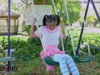 Недосвідчена boxxx - азіатська школа краля мастурбує в playground