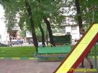 Ексхибиционист опасност на на playground