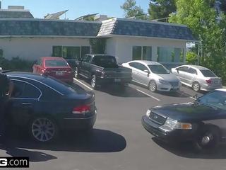 Спіймана на cctv дружина відстій від поліцейський для отримати її чоловік від