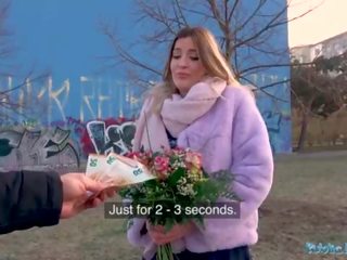 Публічний агент великий титьки goddess отримує непристойний пропозиція