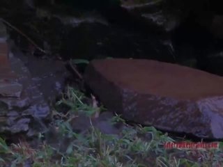 Ххх клипс vids момиче е в на води